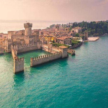 Charming Attic Apartment With Balcony & Swimming Pool Desenzano del Garda Eksteriør bilde