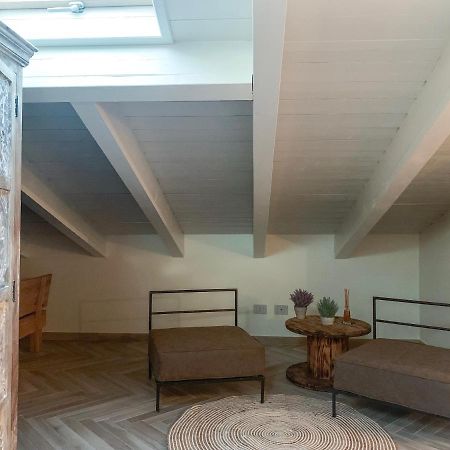Charming Attic Apartment With Balcony & Swimming Pool Desenzano del Garda Eksteriør bilde