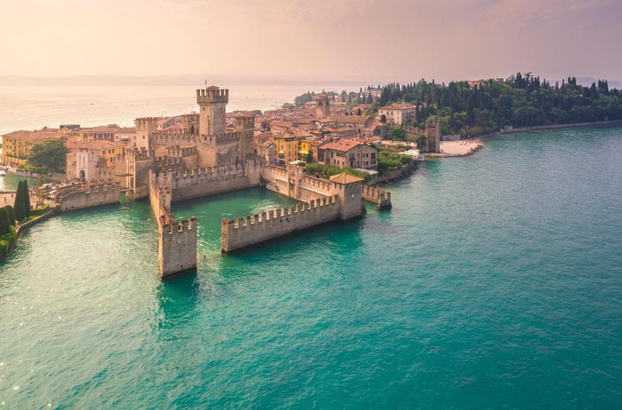 Charming Attic Apartment With Balcony & Swimming Pool Desenzano del Garda Eksteriør bilde