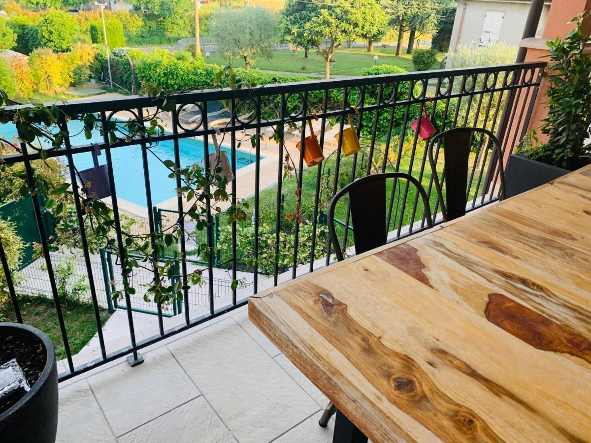 Charming Attic Apartment With Balcony & Swimming Pool Desenzano del Garda Eksteriør bilde