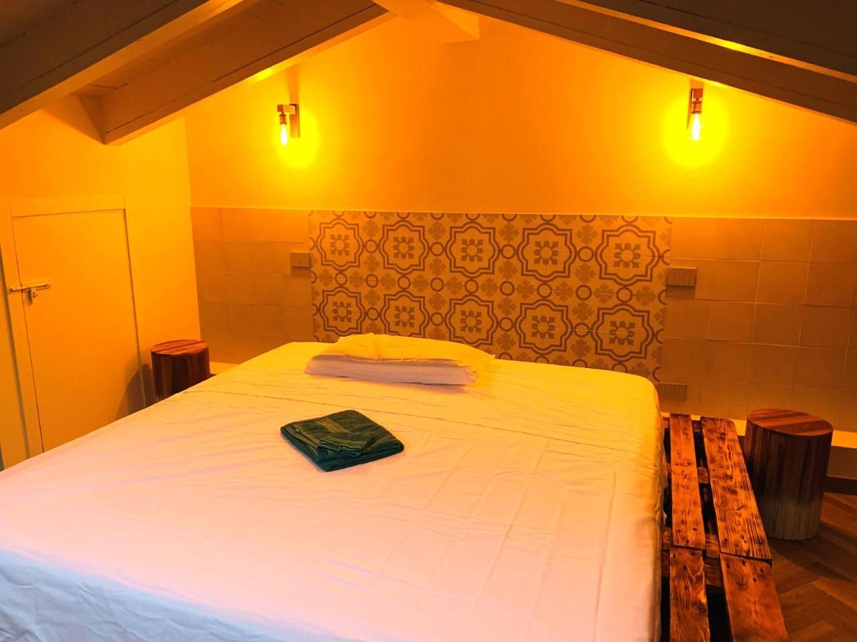 Charming Attic Apartment With Balcony & Swimming Pool Desenzano del Garda Eksteriør bilde