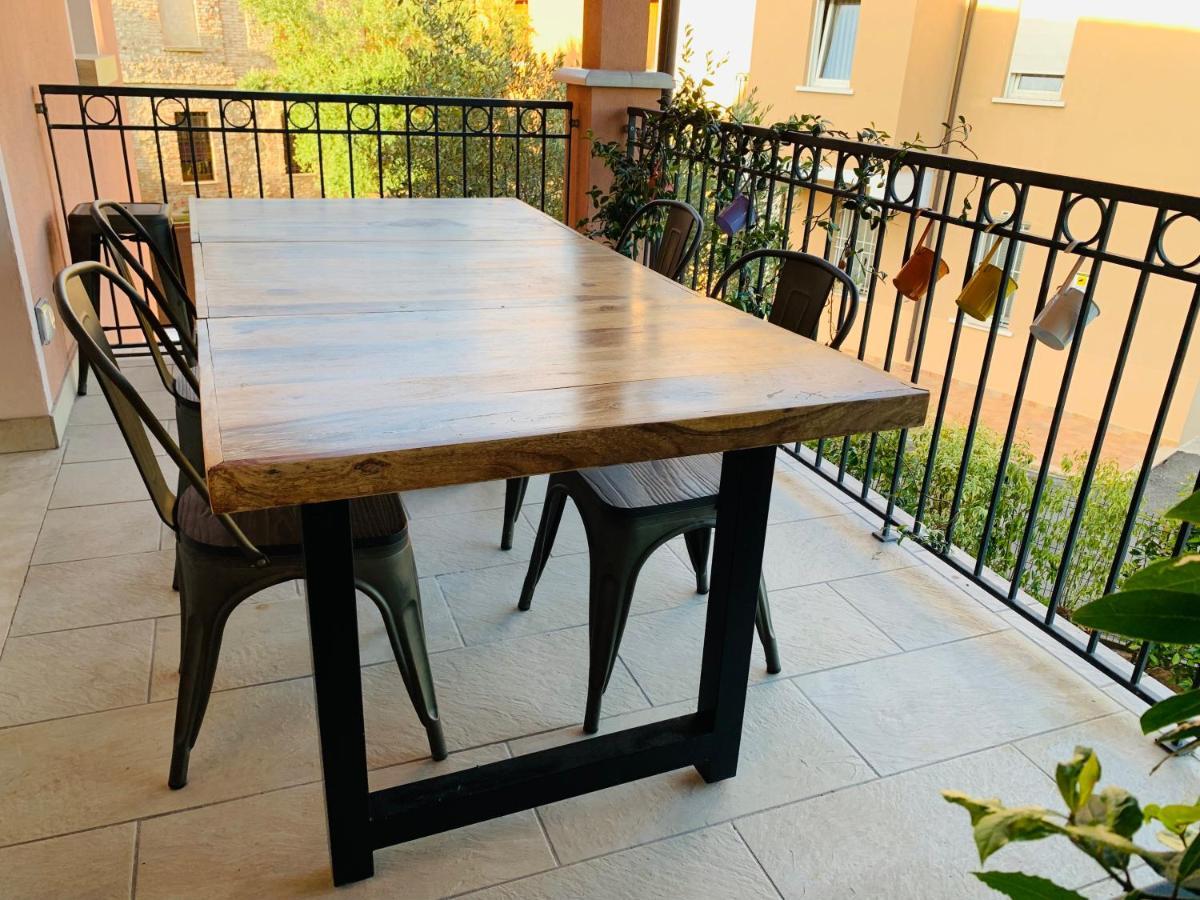 Charming Attic Apartment With Balcony & Swimming Pool Desenzano del Garda Eksteriør bilde