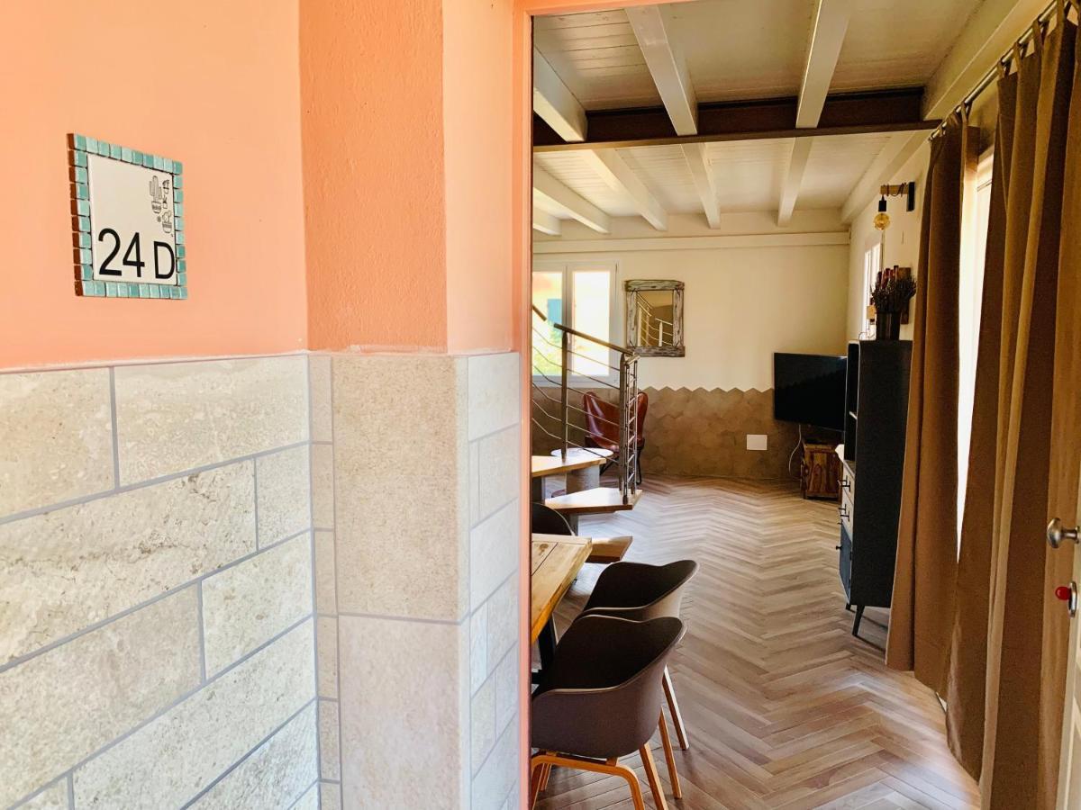 Charming Attic Apartment With Balcony & Swimming Pool Desenzano del Garda Eksteriør bilde