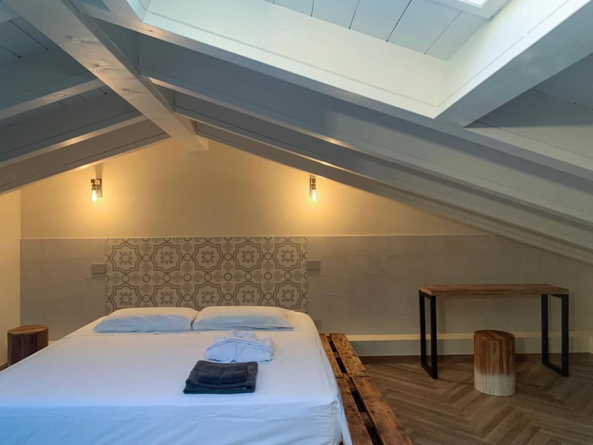 Charming Attic Apartment With Balcony & Swimming Pool Desenzano del Garda Eksteriør bilde